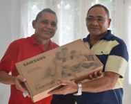 Ex-presidente do LÃ­tero Osvaldo Barros entrega notebook ao sÃ³cio sorteado Marcos Roberto Dias Machado