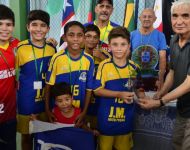Manuel Faria entrega o trofÃ©u ao CampeÃ£o: Meninos de Ouro