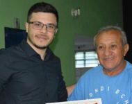 Concurso 2017 Coronel Santos, Diretor Administrativo do LÃ­tero, entrega certificado a Winicius Faray da Silva