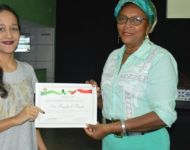 Concurso 2017 Presidente da Assembleia Geral do LÃ­tero, VÃ¢nia Rita Pinheiro Martins, entrega certificado a LaÃ­s Macedo