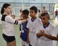 Lucinha Nina entrega as medalhas aos atletas do Instituto Ãurea Faria