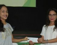 Concurso 2017 LaÃ­s Macedo recebe o cheque de seu prÃªmio de sua mÃ¢e, Raimunda Maria
