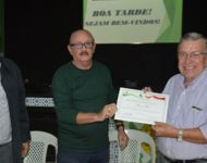 Concurso 2017 JosÃ© Maria Alves da Silva,  presidente do Conselho Deliberativo do LÃ­tero, entrega certificado de agradecimento a Mario Cella