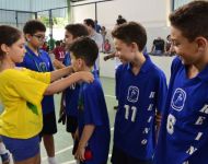 Valentina Gomes entrega medalhas aos atletas do Reino Infantil 