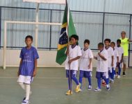 Equipe do Ãurea Faria entra na quadra com a bandeira brasileira