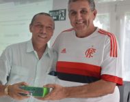 Vice-presidente do LÃ­tero Mayko Dias entrega brinde a Raimundo Augusto Mendes