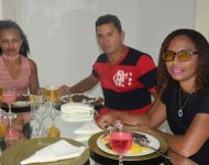 Claudemir dos Santos Peixoto e esposa Leiliane da Silva Bezerra com Lidiane Viegas