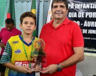 AbraÃ£o Valinhas JÃºnior, CÃ´nsul de Portugal, entrega o TrofÃ©u ao Vice-CampeÃ£o, AABB
