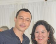 Advogado Leandro Nina entrega livro com artigo de sua autoria Ã  sorteada FÃ¡tima Tavares