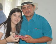 LÃºcia Nina entrega brinde ao sorteado mÃºsico Andrezinho dos Teclados